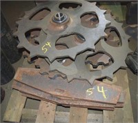 PALLET CONTAINING LARGE STEEL GEARS & STEEL PLATES