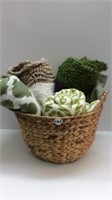 BASKET WITH BLANKETS