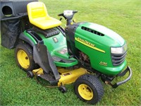 L130 AUTOMATIC JOHN DEERE LAWN MOWER WITH GRASS