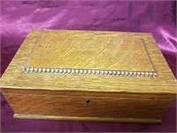 Beautiful antique quarter-sawn oak wood box