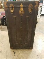 Large antique trunk this is in overall good but