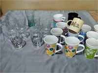 Miscellaneous glasses and coffee mugs