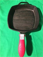 LODGE CAST IRON SKILLET WITH SILICONE HANDLE GRIP
