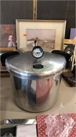 Presto cooker canner 21 court with a little