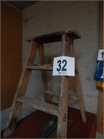 SMALL WOODEN STEP LADDER