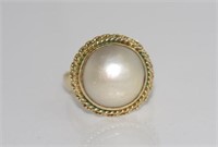 9ct yellow gold and mabe pearl ring
