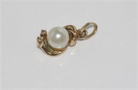Delicate 9ct yellow gold and pearl pendant
