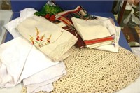 Quantity of vintage linen