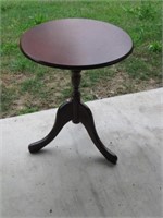 Duncan Phyfe Style End Table