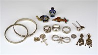 LOT OF ASSORTED SILVER AND GILT JEWELLERY