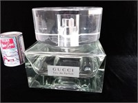 _Présentoir commercial Gucci; bouteille de parfum