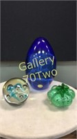 Selection of art glass paperweights – Tollises