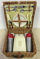 AMAZING 1950S PICNIC BASKET COMOPLETE - 4 PERSON