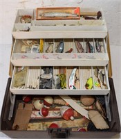 UMCO TACKLE BOX WITH OLD COLLECTIBLE LURES ! B-5