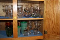 CONTENTS OF CABINET: GLASSWARE AND BARWARE