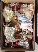 Box lot w/ 9 dolls