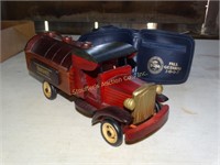 2005 Wooden Hershey truck & 2005 Hershey tote