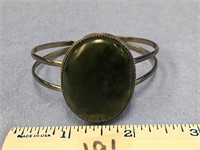 Silver cuff bracelet with a green stone   (k 15)