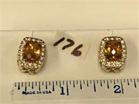 Pair of 14K gold earrings, containing 2 cushion cu