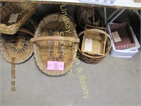 Large group of approx 16 various size baskets