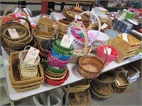 Large group of approx. 68 various size baskets,