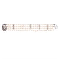 A Lady's Pearl Bracelet with Diamond Clasp in 14K