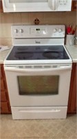 30" white Frigidaire electric stove self cleaning