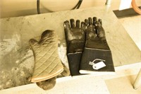 (2) Oven mits and pair of HD insulated heat