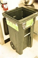Toter 32 gallon commercial waste bin on wheels