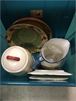 TOTE W/ SERVING PLATTERS