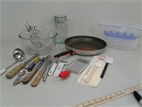 Kitchen items - Skillet, Lock & Lock storage