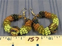 A pair of beaded earrings      (2)