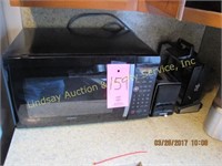 Group of 3 appliances: 1 microwave, 1 four
