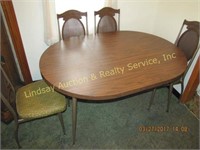 Vintage table w/ 4 chairs and extra table leaf 58