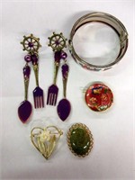 Lot of Ladies Vintage Brooches, Bangles and Earrin