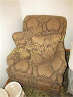 Brown cloth side chair w/ 2 pillows