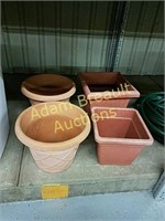 4 assorted plastic planters
