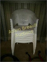 6 plastic molded patio chairs, like new