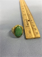Jade and 22kt  gold ring            (k 15)