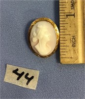 Cameo in 10kt gold setting            (k 15)