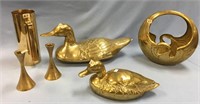 Lot with brass pieces: candlesticks, swan containe