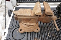 VISE RUSTED BUT WORKS