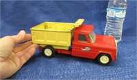 vintage structo dump truck - 9in long (red-yellow)