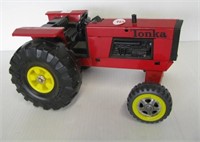 Tonka metal and plastic tractor. Measures 10"