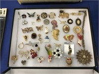 LARGE ASSORTMENT OF WOMANS FASHION JEWELRY PINS