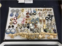 ASSORTMENT OF WOMANS FASHION JEWELRY MOSTLY
