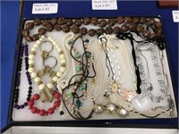 ASSORTMENT OF WOMANS FASHION JEWELRY NECKLACES