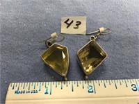 A pair of dangle earrings         (k 15)