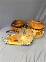 Large lot of wood trays, bowls, cutting boards, et
