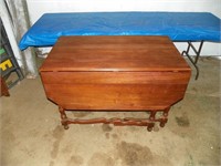 Drop leaf gate leg table opens to 60x44